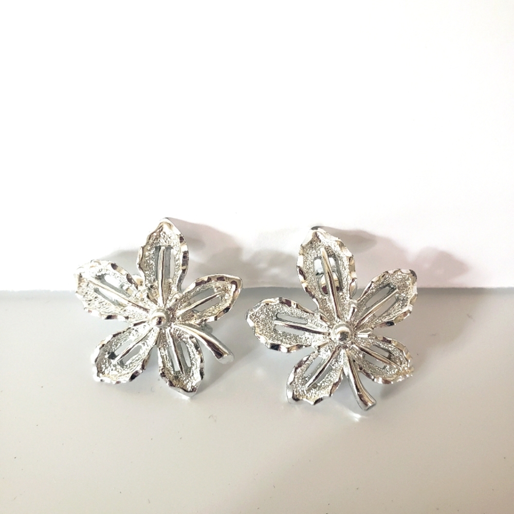 VTG Sarah Coventry clip on earrings
